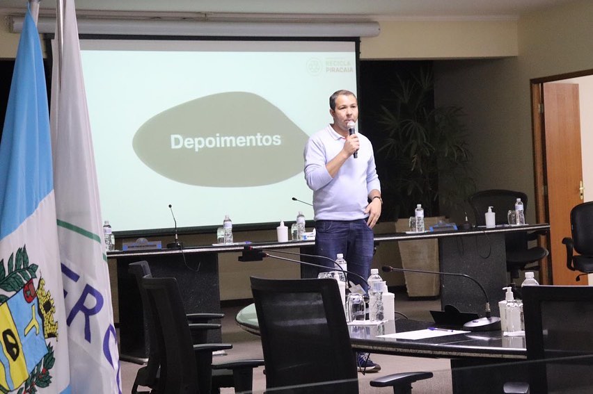 Reunião para prestação de contas da Cooperativa Recicla Piracaia.