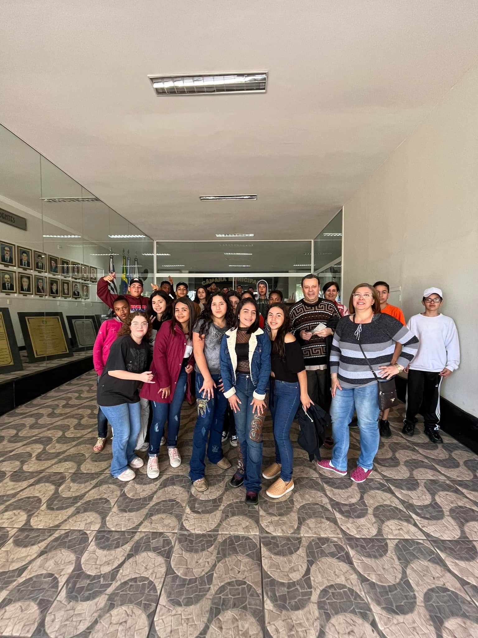 Recebemos hoje (19/09) na Câmara Municipal de Piracaia, os alunos da Escola Eurides Barari, para visitação da exposição dos quadros pintados pelo artista plástico Tazula.