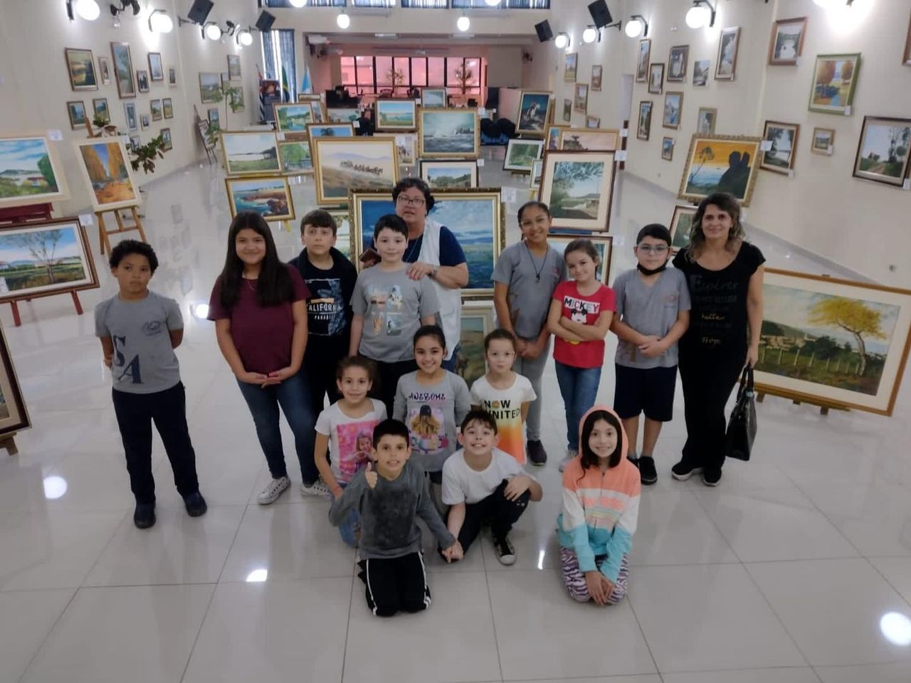 Visita dos alunos da escola EMEF Santo Antônio da Cachoeira, na exposição de quadros do artista Tazula.
