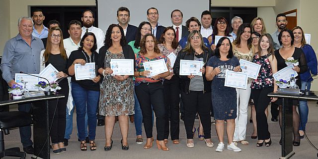 Câmara Municipal realiza a 1ª Homenagem para os Professores destaques do ano de 2017