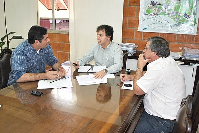 Animais nas estradas é tema de mais uma reunião do presidente da Câmara com o diretor do DER