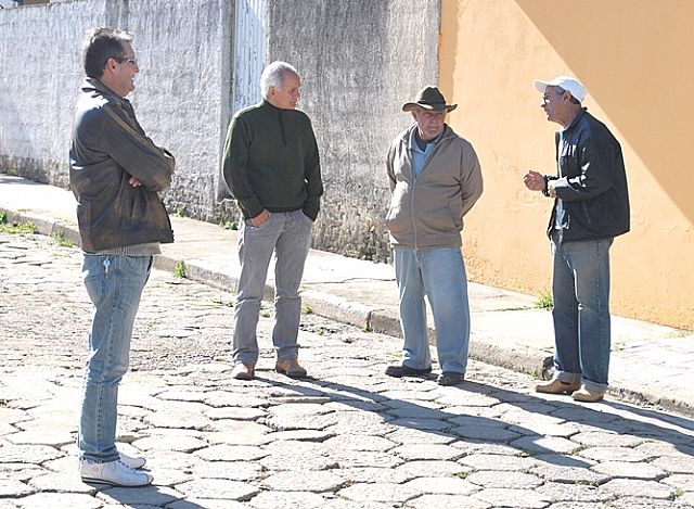 Dr. Luiz Henrique e Toninho da Rádio visitam ruas e solicitam melhorias