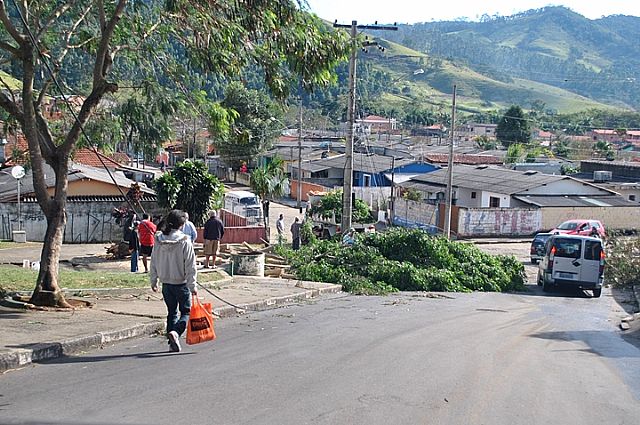 Bairros de Piracaia ainda sofrem com a falta de luz